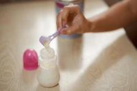 [Giải đáp] Trẻ uống xen kẽ 2 loại sữa công thức được không?